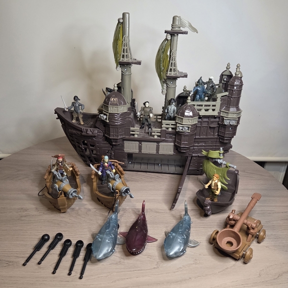 Disney's Pirates of the Caribbean Silent Mary Ghost Ship, 3 Boats & 9 Figures - Picture 1 of 14
